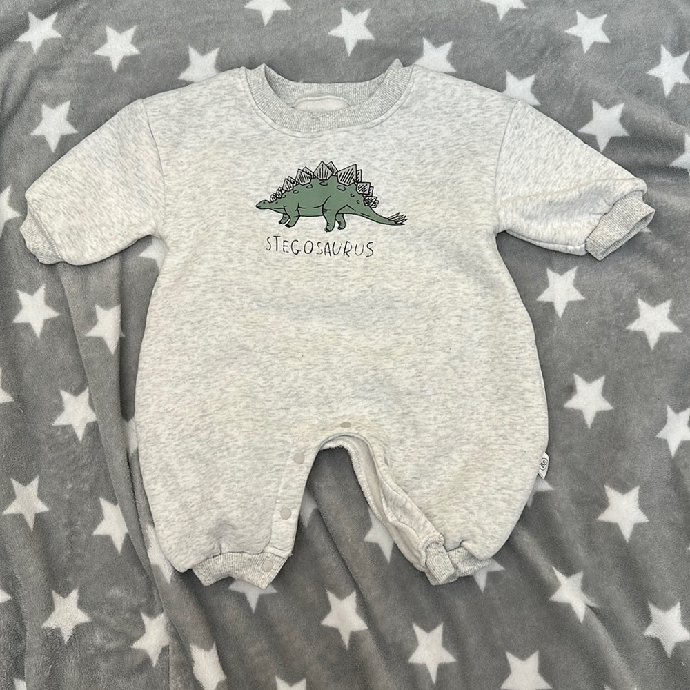 Miniolie Stegosaurus full body sweater. SIZE 3-6M. Grey.